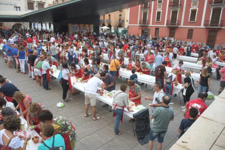 Prop de 500 persones elaboren allioli en la trobada prèvia a la segona Nit de Xulla d’Interés Turístic Provincial