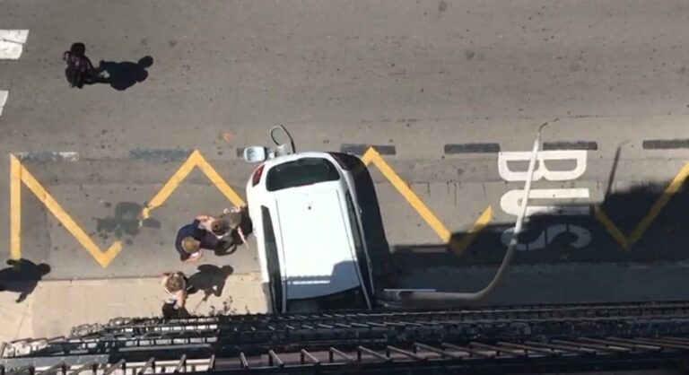 Un cotxe xoca contra una cotxera en l’encreuament del Passeig de l’Estació