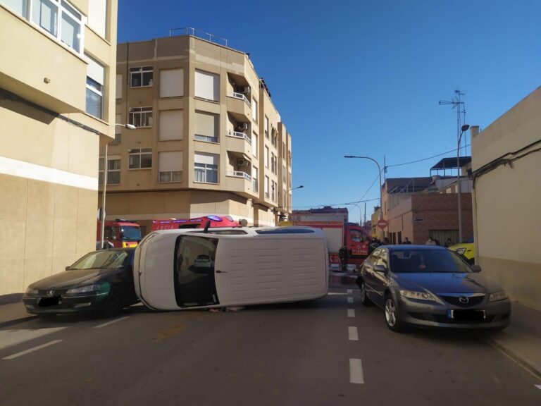 GALERIA D’IMATGES | Accident de tràfic amb atrapats i dos cotxes implicats a Vila-real