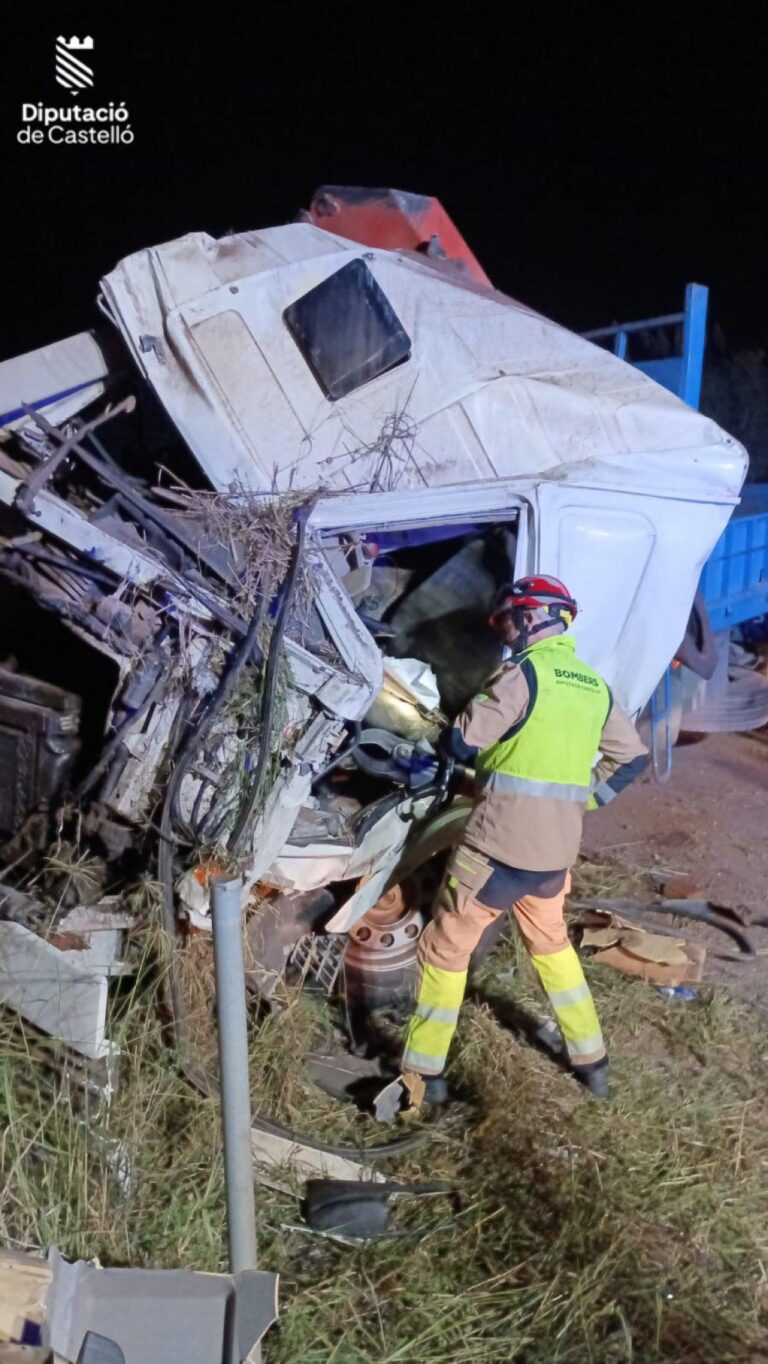 Un camió s’ix de la carretera en l’AP-7 de Vila-real i el conductor queda atrapat