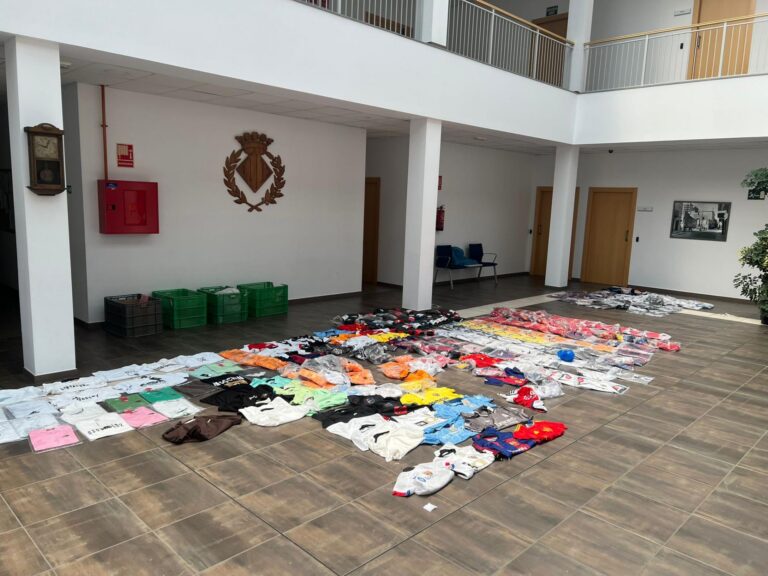 Operació policial contra la venda de productes falsificats al mercat ambulant de Vila-real