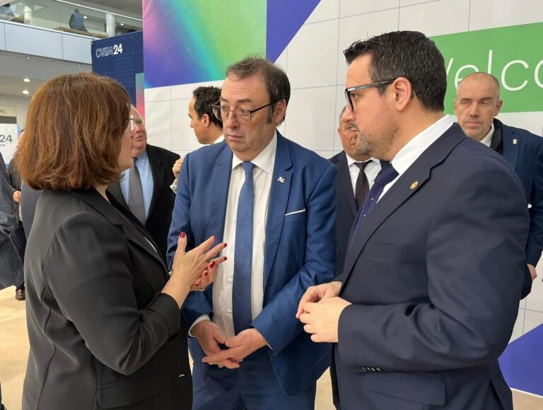 Casabó mostra el seu suport al sector ceràmic en Cevisama i reclama ajudes