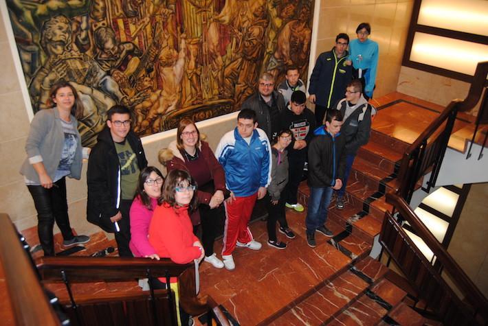 Alumnat de Pasqual Nàcher i de La Panderola visiten l'Ajuntament 