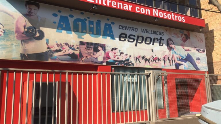 L’Ajuntament acorda amb Jardín Alaska una trentena de places d’aparcament per als usuaris de la piscina Aigua-salut