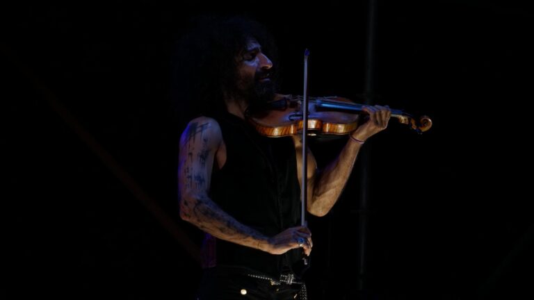 El violinista Ara Malikian fa vibrar els vila-realencs en el certamen 'Alive'