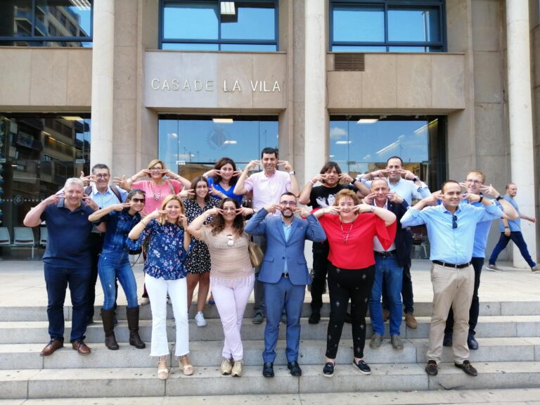 La corporació se pinta de daurat per a conscienciar sobre el càncer infantil