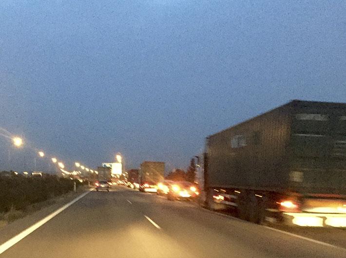 Cues interminables aquest matí al pont del Millars a causa d’un accident