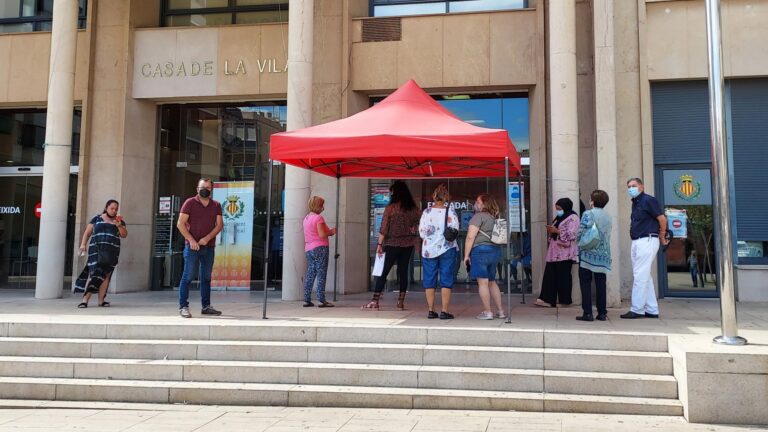 El PP insta a l’equip de govern a reobrir l’ajuntament als veïns i acabar amb les cues