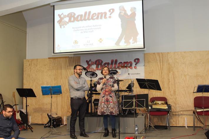 Rosario Royo i José Benlloch donen la benvinguda als participants del concurs televisat 'Ballem?