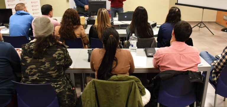 Benlloch comparteix un taller de creativitat amb els menors de 30 anys que han treballat a l’Ajuntament 