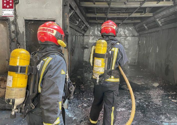 Incendi en Vila-real en un taller de cotxes que deixa tres treballadors ferits