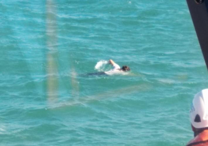 Una veïna de Vila-real s'endinsa en la platja de la Malva-rosa de Borriana i posa resistència a ser rescatada