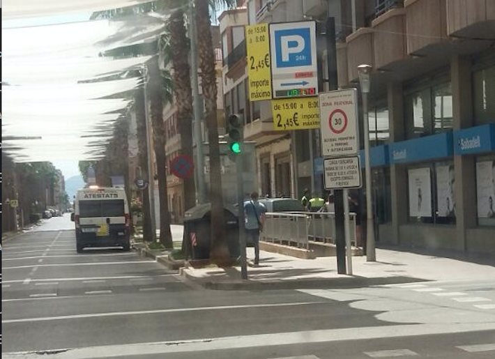 Un vehicle s’estampa contra l’ascensor del pàrquing de l’avinguda la Murà