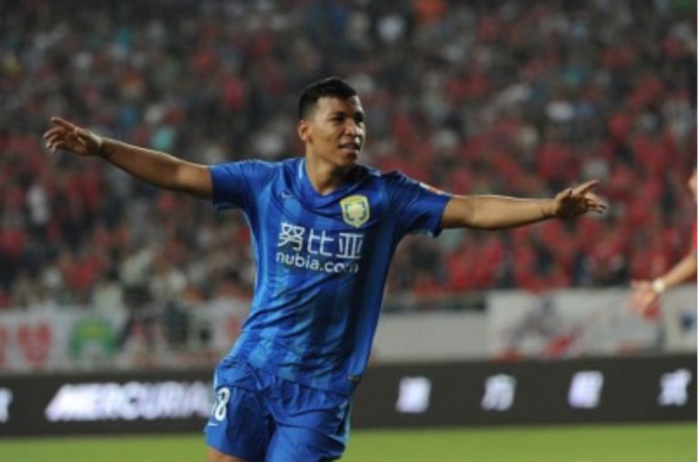 El davanter Roger Martínez del Jiangsu Suning, candidat número u per a suplir a Bakambu