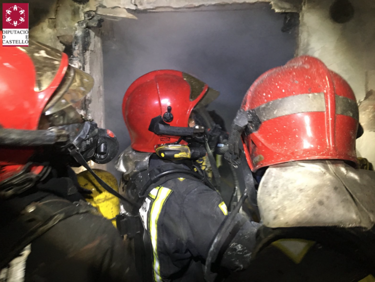 Incendi en un habitatge unifamiliar aïllat a Vila-real amb dos homes i una dona dins que ja està extingit