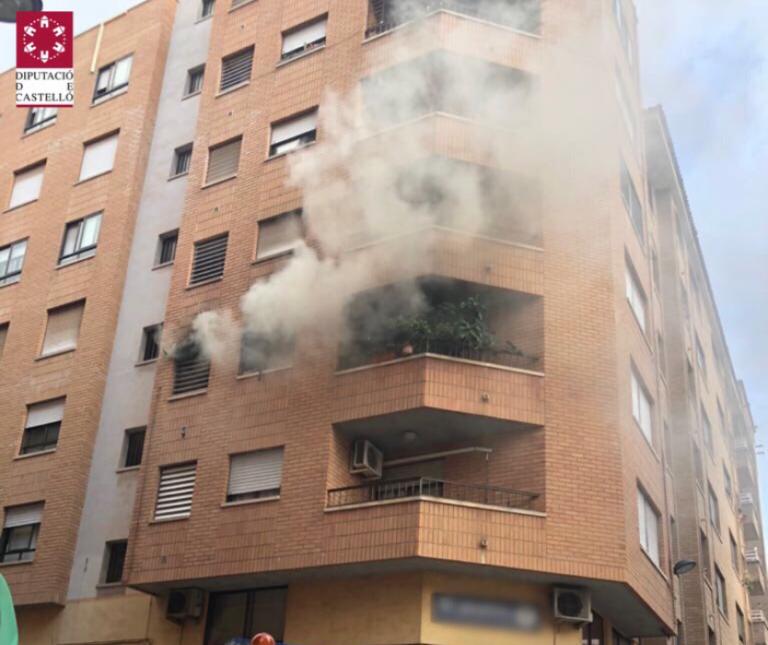 Incendi en la cuina d'un habitatge en el carrer Osca del barri del Pilar
