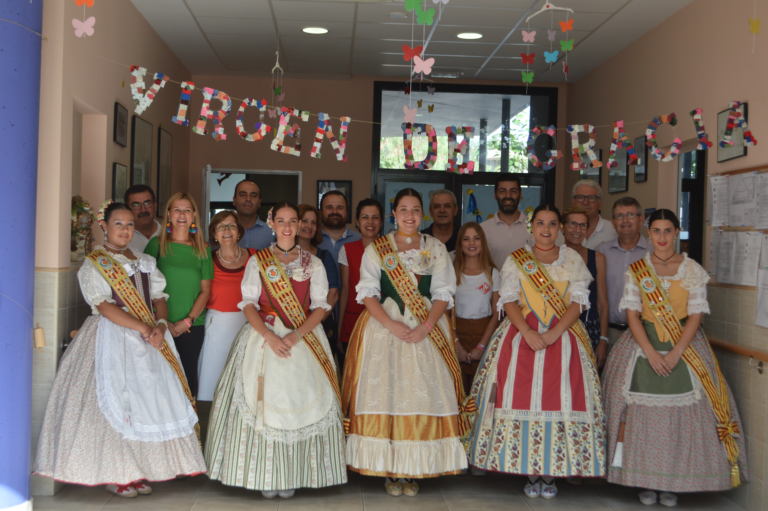 La reina de festes i la cort d’honor porten l’ambient festiu al visiten el centre de dia d’Alzheimer ‘Molí La Vila’