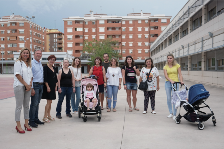 El col·legi Angelina Abad veu resolta la seua petició i compta amb una nova porta lateral que millora la seguretat 