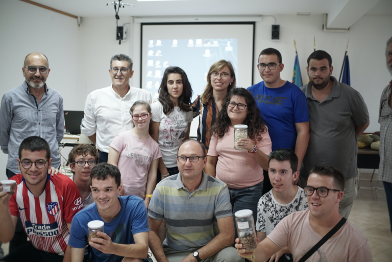 L'alumnat de la Panderola lliura al banc de llavors les sements de bajoca tradicional del Projecte de Diversitat Agrosocial