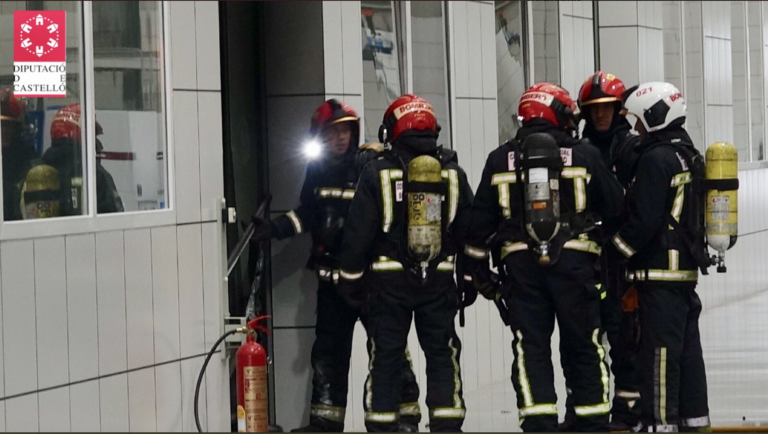 Incendi en una empresa ceràmica de Vila-real per una deflagració en un dipòsit de dissolvents