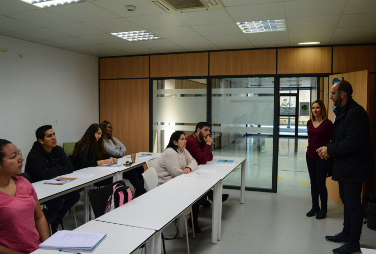 Una vintena d'alumnes de Cadis, Madrid, Guinea, Mali, Marroc, Perú, Colòmbia, Veneçuela, Romania i Rússia aprenen valencià