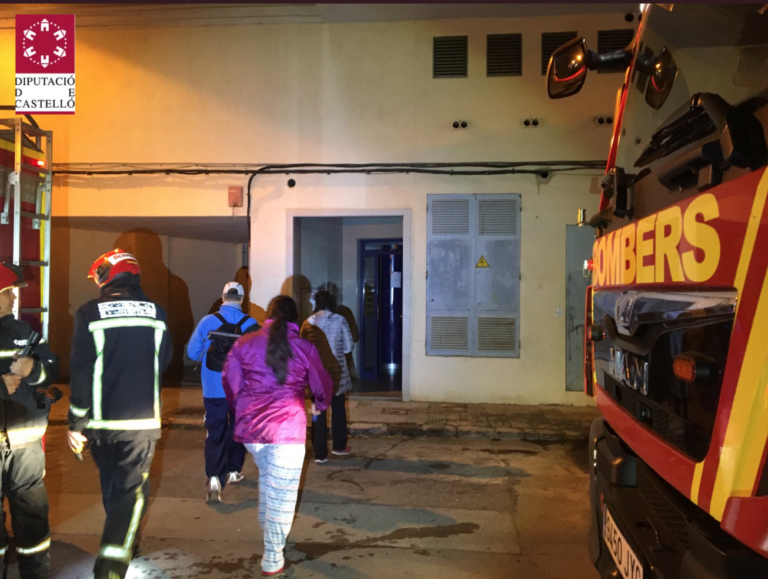 Un incendi en la cuina d’una quarta planta d’un habitatge en Vila-real obliga a desallotjar a tots els veïns
