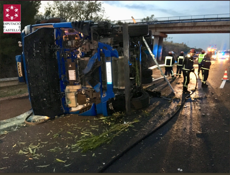 Bolca un camió en l'AP7 entre Vila-real i Almassora i es produeix una fugida de gasoil del dipòsit