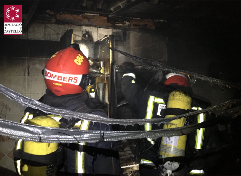 Un incendi en la cuina d'un habitatge unifamiliar a Vila-real obliga a confinar a la família fins al seu control