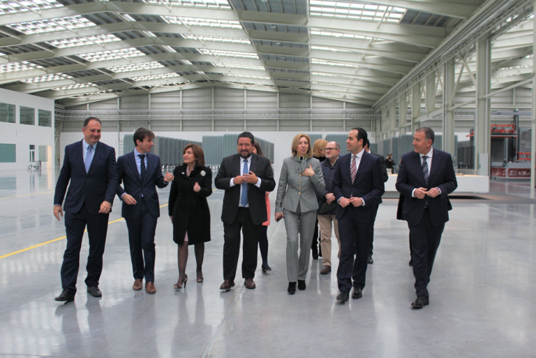 Folgado recolza el sector ceràmic junt amb Bonig amb una visita a la fira internacional de Porcelanosa