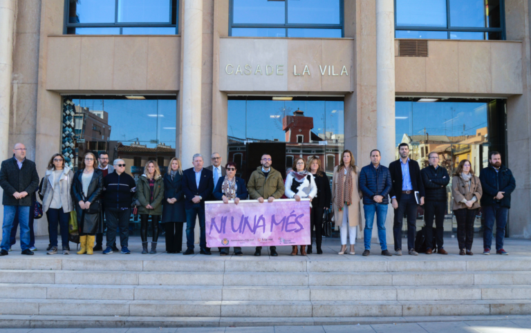 Vila-real guarda un minut de silenci per l’assassinat d’una dona al municipi alacantí de Planes