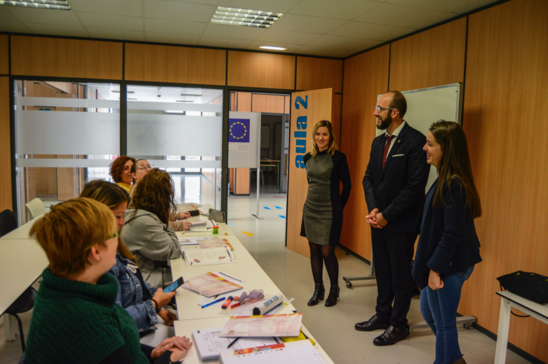 L’entrega dels diplomes posa el punt i final al curs de valencià per a pares i mares de Vila-real