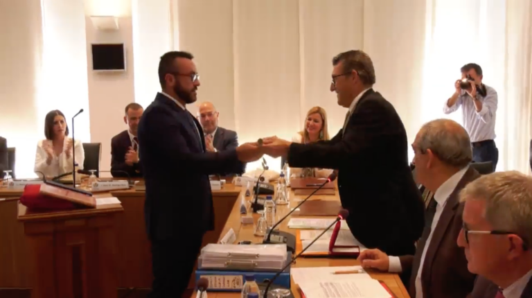 L'Ajuntament es constitueix amb Benlloch al front per tercera legislatura amb el suport de PSOE i Podem