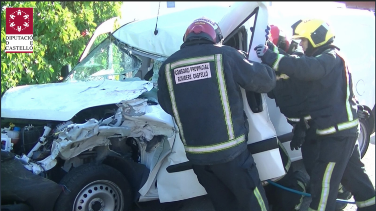Dos homes resulten ferits en una col·lisió entre un cotxe i un camió en la CV-20 al seu pas per Vila-real