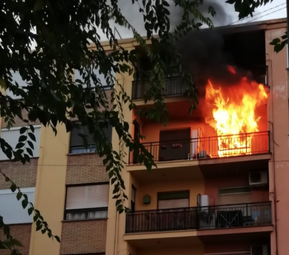 Mor un gos en un espectacular incendi en el tercer pis d'un habitatge a Vila-real