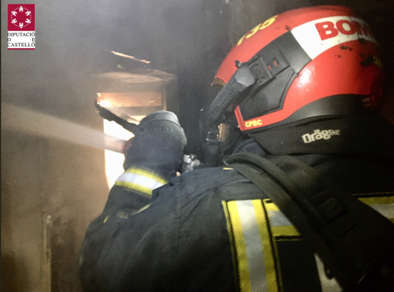 Incendi en la tercera planta d'un edifici de cinc altures a Vila-real