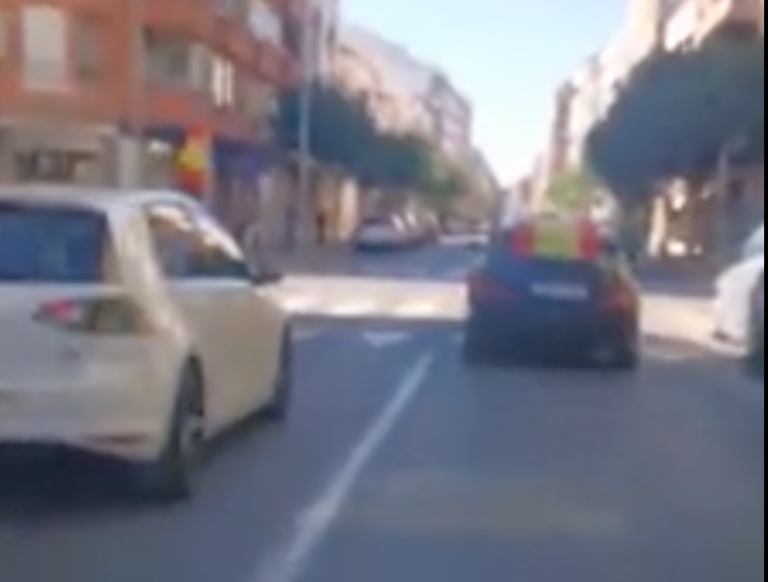 Una ‘improvisada’ marxa de vehicles travessa els carrers de la ciutat pel Dia de la Hispanitat