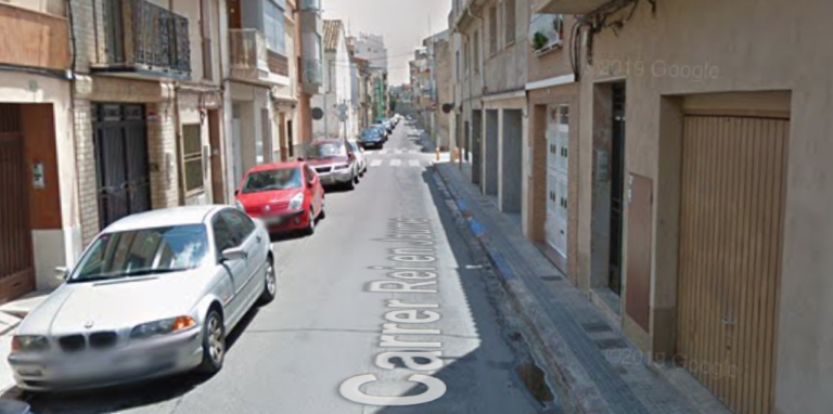 Un patinet i un cotxe xoquen al carrer Rei en Jaume i provoquen un traumatisme cranioencefàlic a un jove