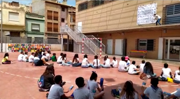 Sonora ‘mascletà’ a ritme de botelles d’aigua en honor a Sant Pasqual al col·legi Pintor Gimeno Barón 