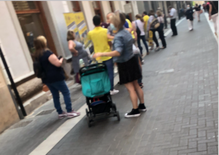 Llargues cues per a fer-se una foto amb la copa de l’Europa League del Villarreal que s’exposa hui i demà al Gran Casino