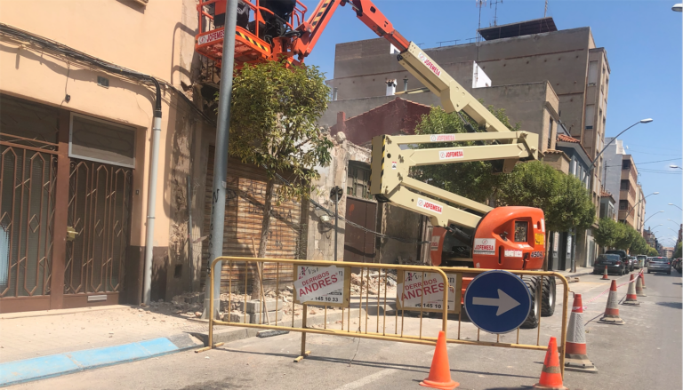 Arranca la demolició dels quatre habitatges en ‘ruïna’ al carrer Vicente Sanchís