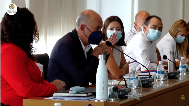 El ple adjudica el bús i aprova el plec del servei de recollida de residus i neteja en la sessió de comiat de Valverde