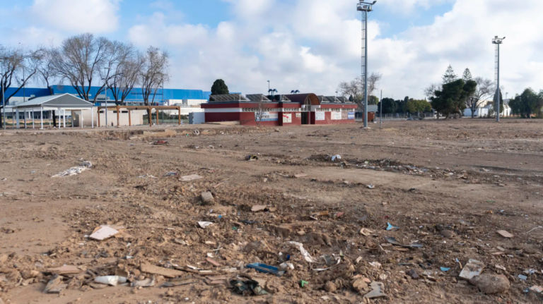 El Villarreal CF reforça el seu compromís amb ‘Alcem-se Esport’ amb 300.000 € més per a camps afectats per la DANA