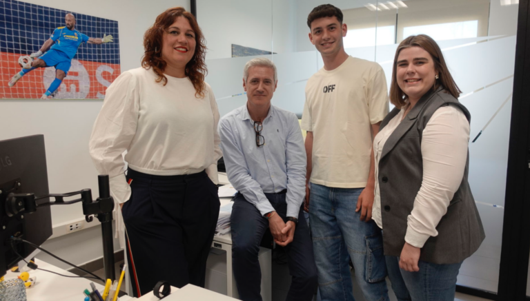 Teo Bou combina el futbol d’elit amb les oficines del Villarreal CF