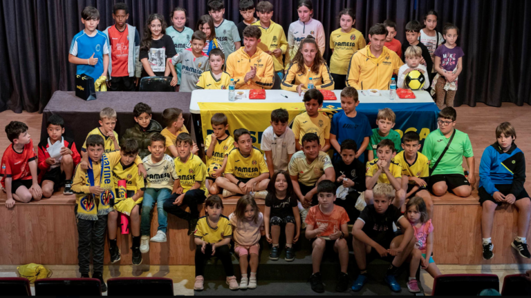 El Villarreal CF visita la penya Passió Groga en un acte carregat de sentiment groguet