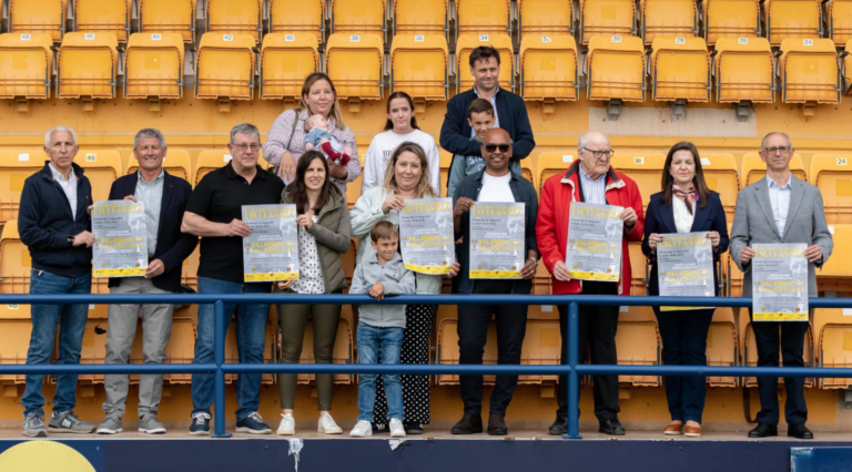 Derbi solidari de llegendes entre el Villarreal i el València CF en homenatge a Llaneza