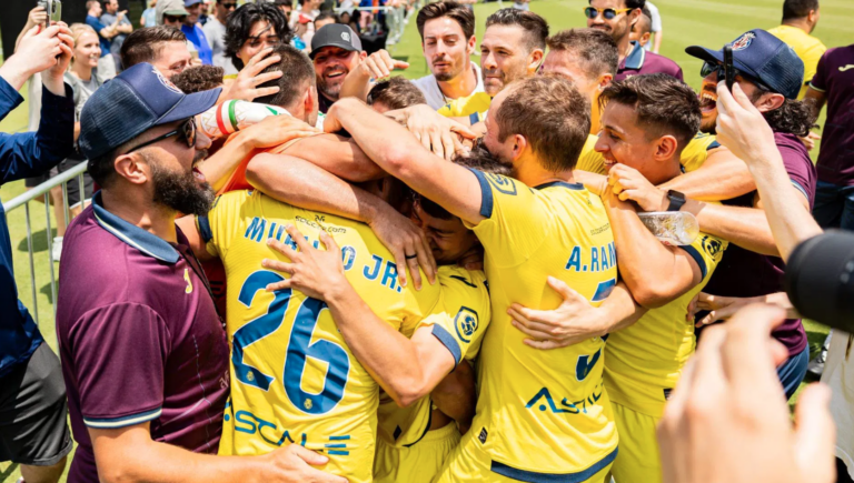 El Villarreal CF presenta la seua plantilla per al TST amb llegendes com Rossi i Musacchio