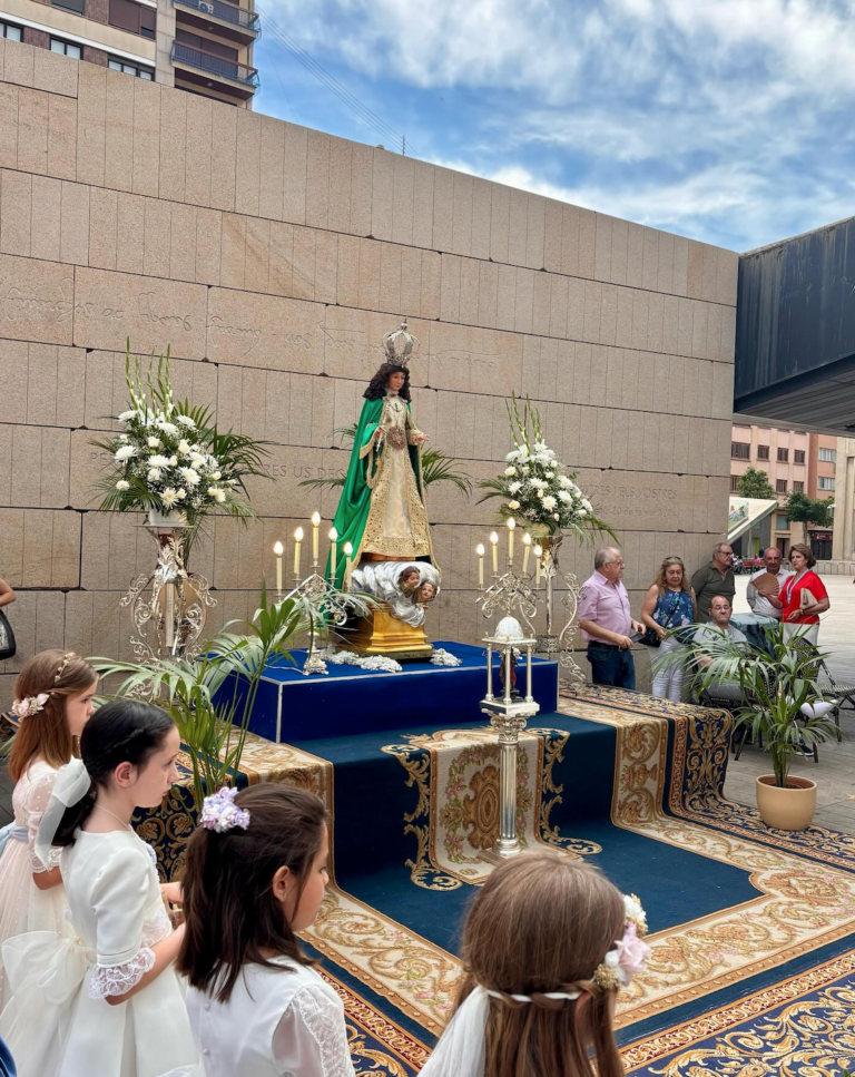 Les Puríssimeres participen en la processó del Corpus Christi amb un altar dedicat a la Mare de Déu de l’Esperança