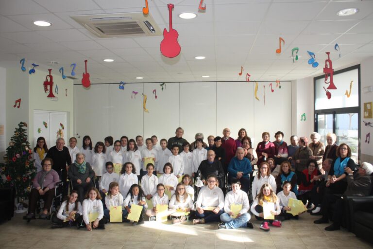La coral del CEIP Botànic Calduch canta nadales als residents del Centre de Dia AFA