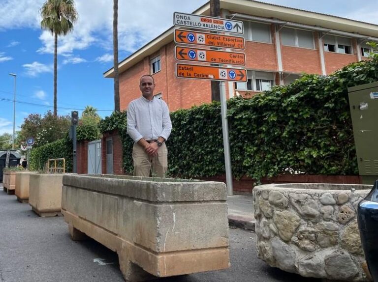 Ciutadans insta senyalitzar les jardineres dels col·legis per evitar problemes de seguretat viària