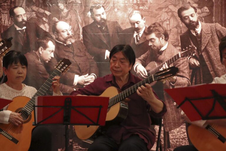 El guitarrista japonés Takeshi Tezuka visita el Museu de la Ciutat Casa de Polo de Vila-real